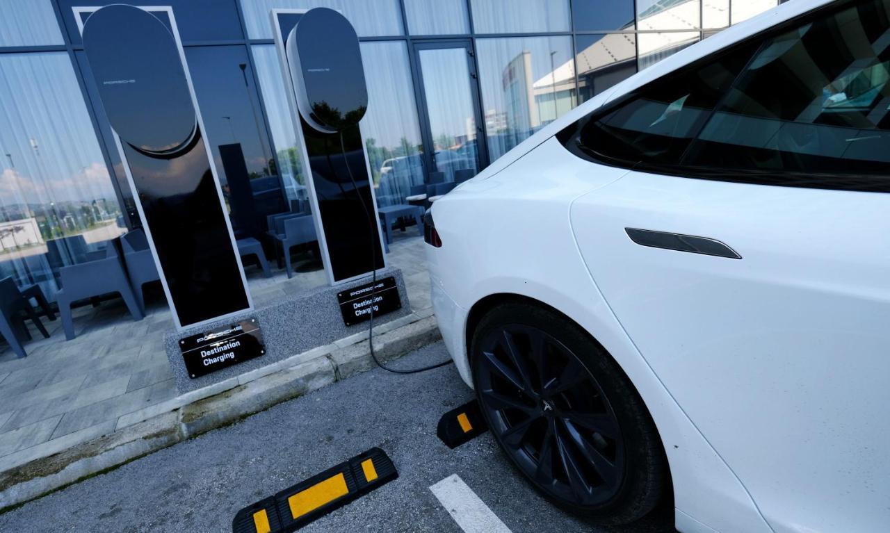 萨拉热窝山会议及温泉Spa酒店 Ilidža 外观 照片 Tesla Model S charging at a Supercharger station