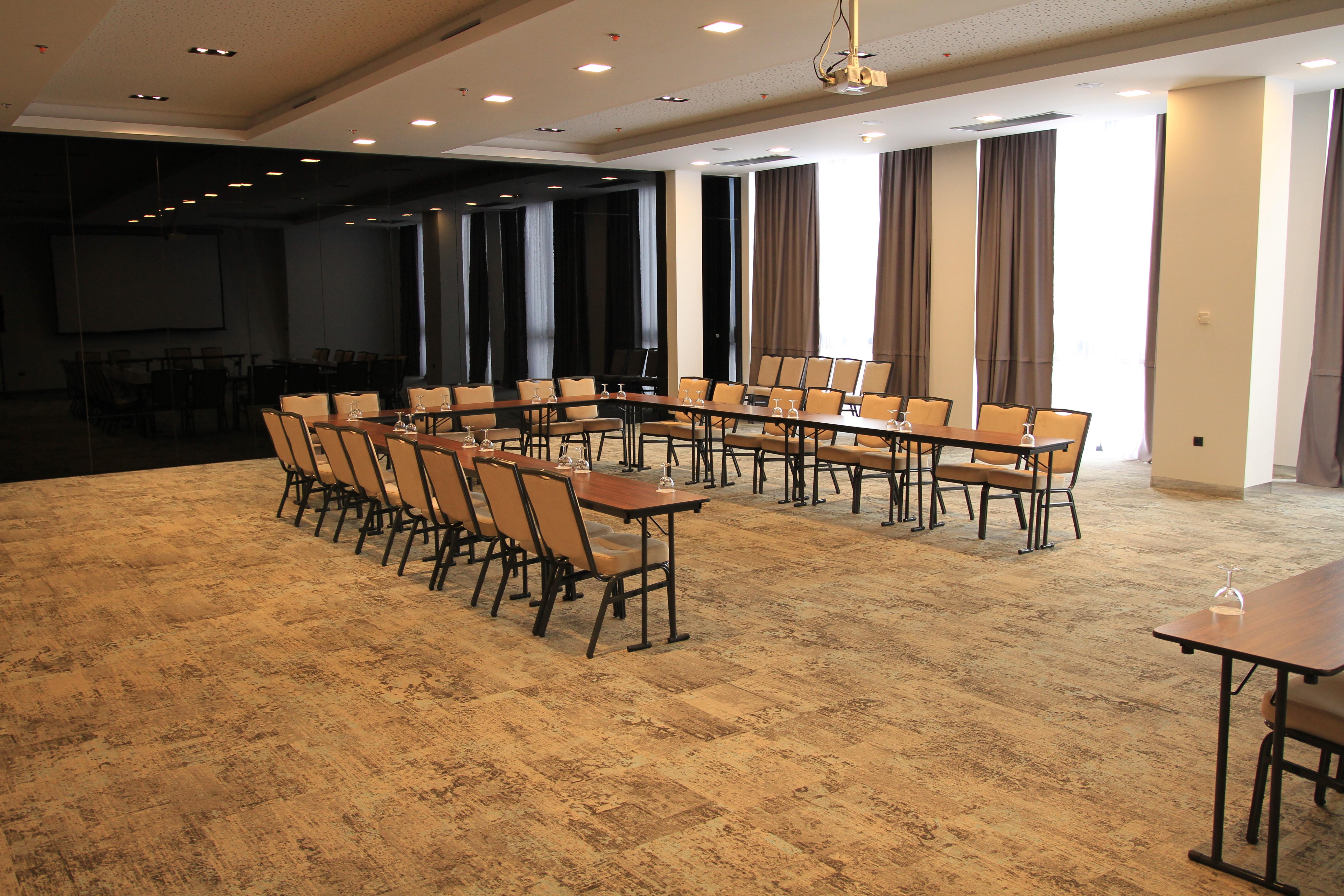 萨拉热窝山会议及温泉Spa酒店 Ilidža 外观 照片 A meeting room at the hotel