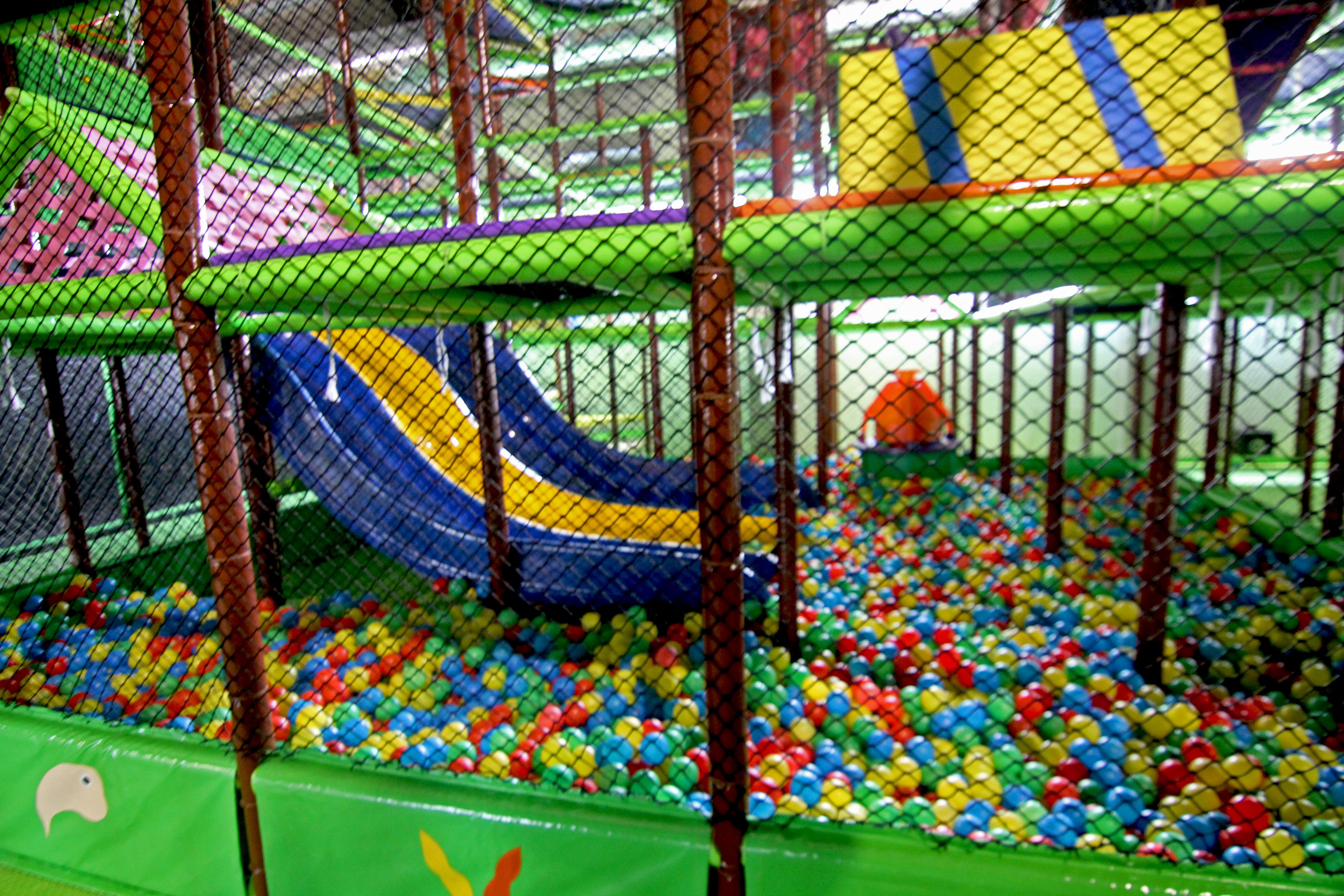 萨拉热窝山会议及温泉Spa酒店 Ilidža 外观 照片 A ball pit at a playground