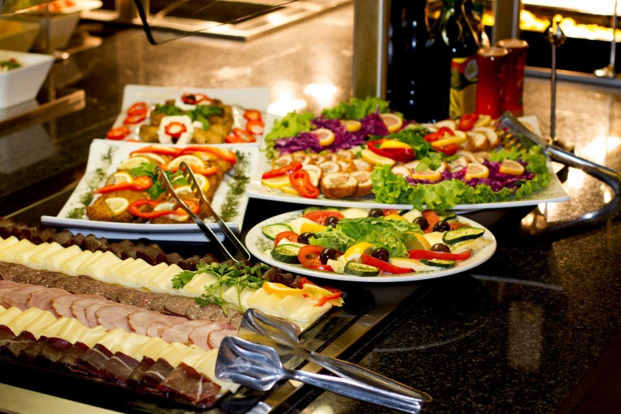 萨拉热窝山会议及温泉Spa酒店 Ilidža 外观 照片 A buffet