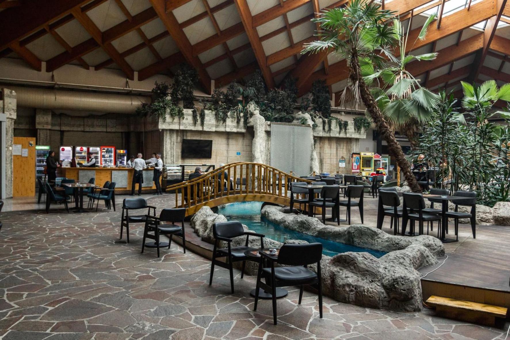 萨拉热窝山会议及温泉Spa酒店 Ilidža 外观 照片 The interior of the terminal